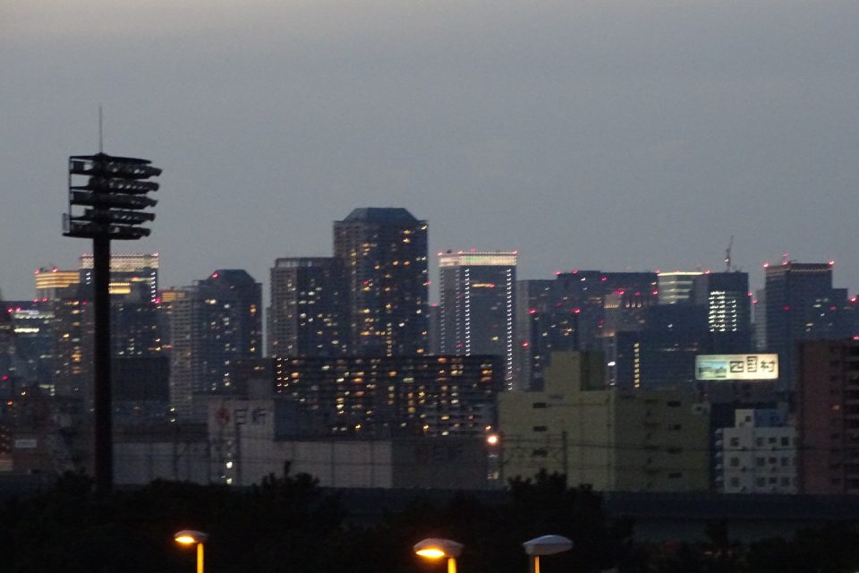 京葉線新木場駅の夜景